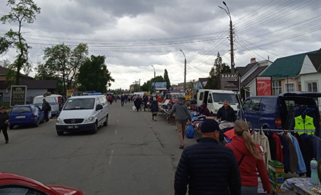 На Шкільній дозволили торгувати. А автомобілісти хочуть нею їздити. Репортаж з недільного базару