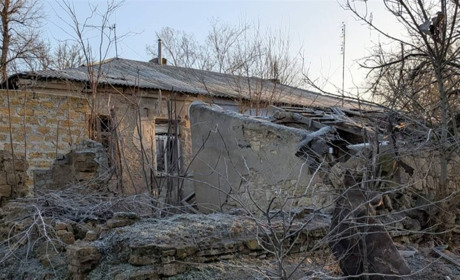 На Херсонщині окупанти атакували житлові будинки, критичну та соціальну інфраструктуру