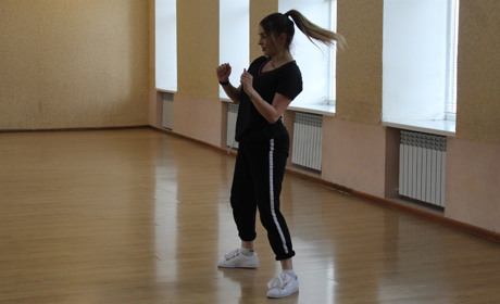 Волноваська хореографка Аліна Панібратченко показала рухи, які допоможуть спалити зайві калорії 