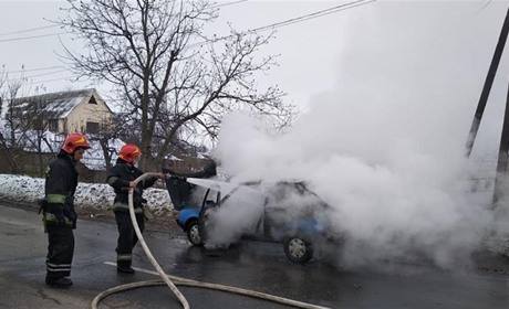 У центрі Калинівки згорів автомобіль