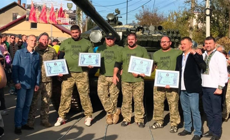 Мелитопольский богатырь с «коллегами» тянули «на буксире» танк и установили рекорд