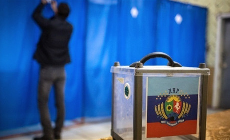Референдуму не було, а результат вже відомий. Як окупанти “прогинаються” перед Кремлем