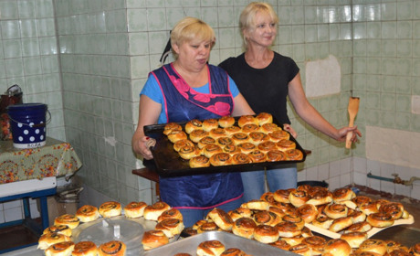 Булочок із маком і капустою напекли воїнам переяславські волонтерки, не вистачає їм ще сала й м'яса
