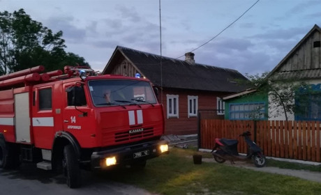 Нічна пожежа: вогонь знищив будівлю в Сарненському районі