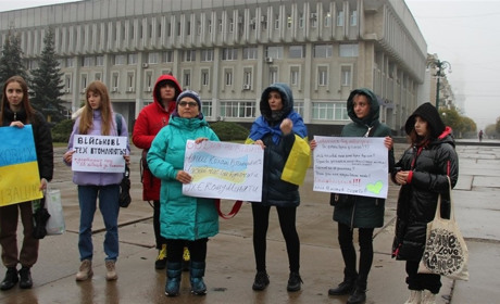 «Люди не з заліза». Глухівчанки долучилися до мітингу за демобілізацію, що пройшов у Сумах
