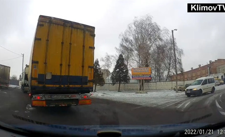 Олександр Клімов, депутат райради, судитиметься через пошкодження свого автомобіля на Промисловій