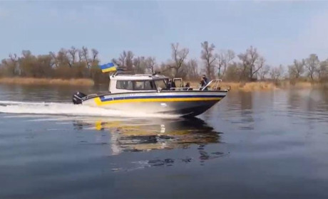 Нетверезий рибалка заснув у повному води човні. Його врятували херсонські поліцейські