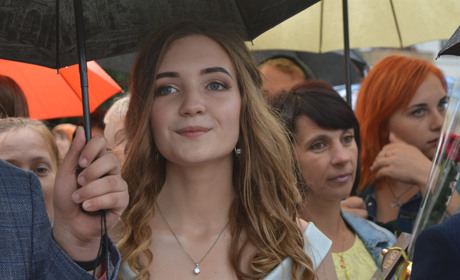 Корюківська особливість: загальноміський випускний вечір знову святкували з парасольками