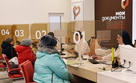 Ставлять печатки де заманеться. На Луганщині окупанти псують жителям українські документи