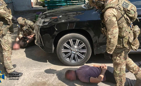 Вибивали гроші, ґвалтували та погрожували вбивством: на Житомирщині затримали банду рекетирів