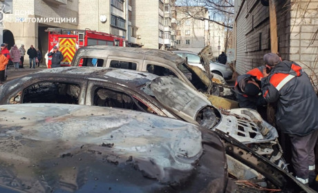 На Житомирщині на автостоянці згоріли три автівки