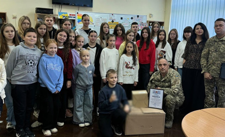 Старокостянтинівський НВК за виручені на ярмарку кошти закупив для військових засоби зв’язку