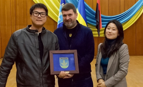 Корейське подружя Кюрії та Єноха залишилися в Україні допомагати дітям під час війни