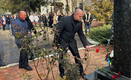 Поклавши руку на серце, акапельно заспівали Гімн: захід до Дня Соборності України у Біляївці
