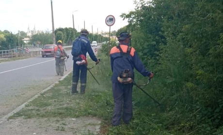 Барські комунальники продовжують облагороджувати місто