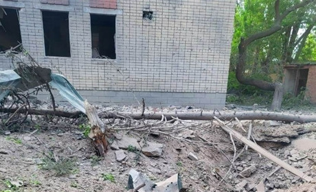 На Херсонщині російські терористи поцілили у житлові будинки, адмінбудівлю, критичну інфраструктуру