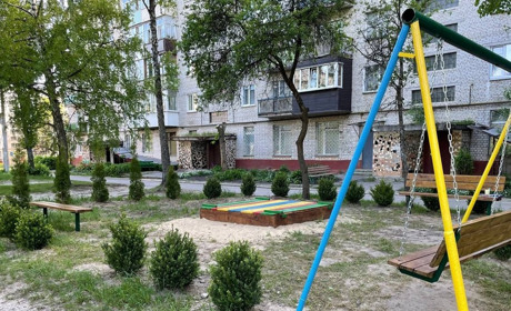 Сім’я переселенців власноруч облаштувала на подвір’ї п’ятиповерхівки дитячий майданчик