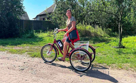 Вікторія Череватенко у прикордонному селі розвозить на мопеді допомогу і співає у місцевому ансамблі