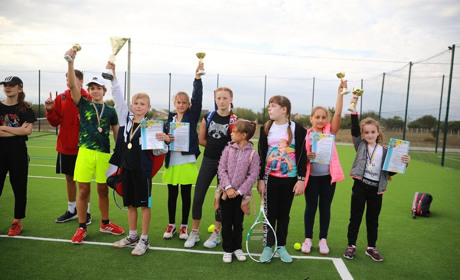 В найбільшому селі України, в селі Костянтинівка відкрито сучасний тенісний корт 