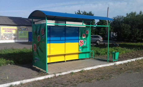Жителі мікрорайону ГРП  своїми силами упорядкували зупинку