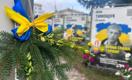 Різдвяний вінок для Героя: звягельська молодь сплела ялинкові гірлянди на честь загиблих Захисників