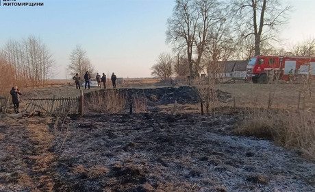 Під час гасіння сухої рослинності на Звягельщині рятувальники виявили тіло людини