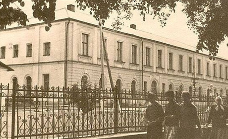 Історія медзакладів Глухова з 18 століття і донині. Поліклініка на місці притулку та водолікарня