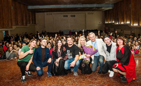 Концерт ко Дню защитника: полный зал и очередь за автографами