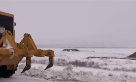 На дорогах Херсонщини фахівці працюють над ліквідацією наслідків негоди