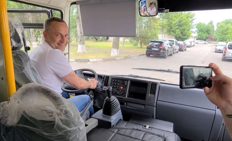 5 фактів про нові херсонські автобуси: вони прибули до міста 14 червня — за кермом був мер