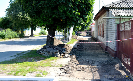Не одним водіям блага. У Золотоніській громаді дбають і про зручність для пішоходів