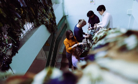 В одній з шкіл Южного плетуть маскувальні сітки для бійців (ФОТО)