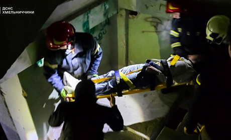 У Славуті дівчина впала з даху третього поверху недіючої будівлі