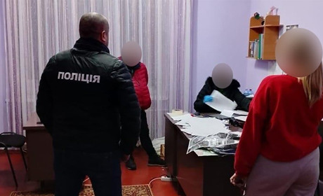 На Сумщині поліцейські викрили заступницю директора училища на хабарі за фіктивне навчання