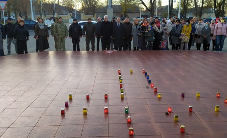 Измаил помнит: горожане зажгли свечи в дань памяти жертв голодоморов (видео)