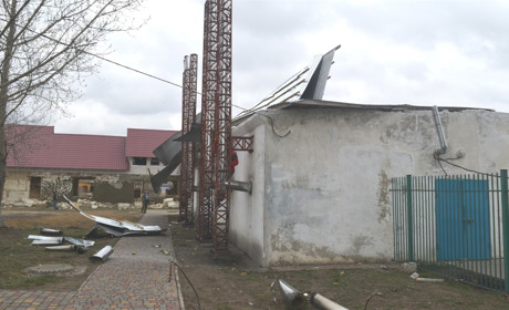 На стадіоні Біляївської ДЮСШ розбирають поламаний буревієм дах: що далі