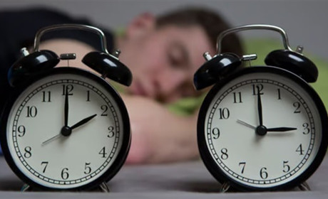 Перехід на зимовий час в Україні 2025: коли і як перевести годинники