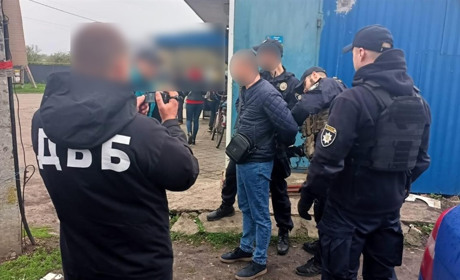Торгував волонтерськими посвідченнями: у Сумах правоохоронці викрили керівника благодійного фонду
