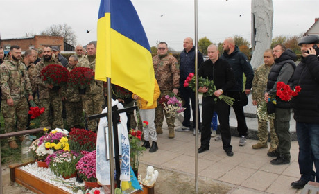Військові, які повернулися до постійного пункту дислокації, віддали шану полеглим побратимам