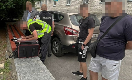 Директор лікарні на Житомирщині, якого спіймали на хабарі — мобілізувався, а суд зупинив справу