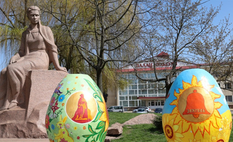 Великодні фотозони у Звягелі: дві локації для пам’ятних світлин у центрі міста