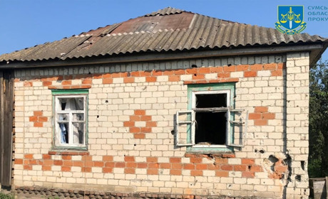 Унаслідок обстрілу села Сваркове у власному будинку загинула 82-річна жителька. Фото наслідків