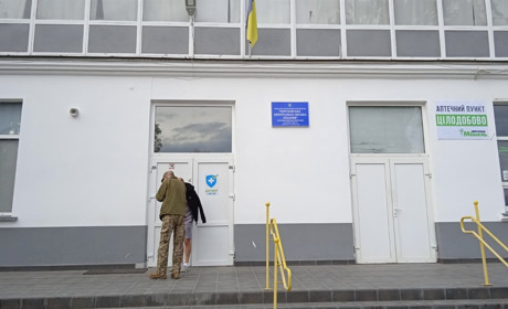У коридорах Чортківської лікарні наявність стільців для відвідувачів не передбачена