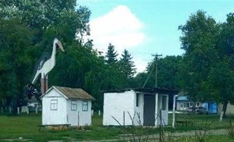 Як за 17 км від Краснограда живе утворене на базі дитячої колонії село Дружба. Атмосферні фото