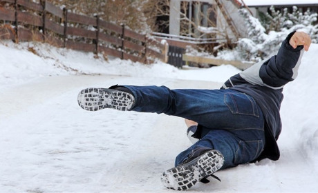 Травмувалися через неприбраний сніг або лід: як діяти та хто відповідає