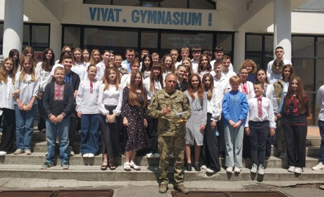 У Старокостянтинові школярі зустрілися з командиром 7 бригади тактичної авіації Євгеном Булациком