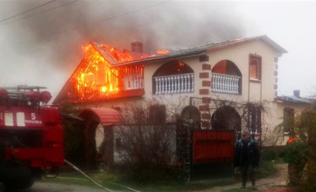 На Володимиреччині в селі Іванчі горів двоповерховий будинок. Його врятували лише частково