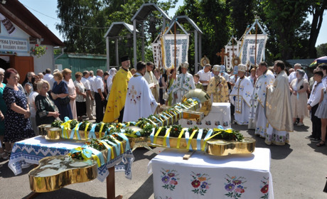 У Чортківському соборі, що будується понад чверть віку, освятили хрест на четвертий купол (+ відео)