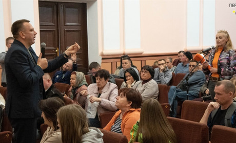 Брак грошей і роботи: переселенці розповіли депутатам про свої проблеми життя в Переяславі