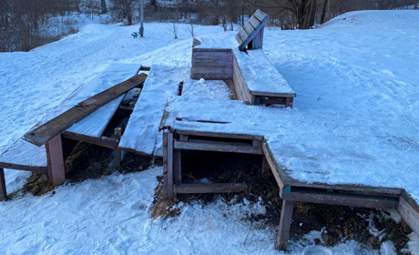 Фотофакт: в барському парку знову нищать вуличні меблі, створені волонтерами